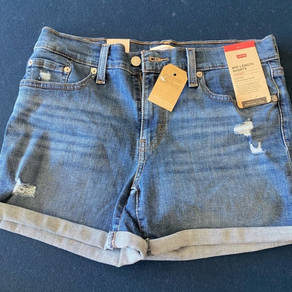 Classic LEVIS rolled up, mid length denim shorts! FLATTERING and practical 💙